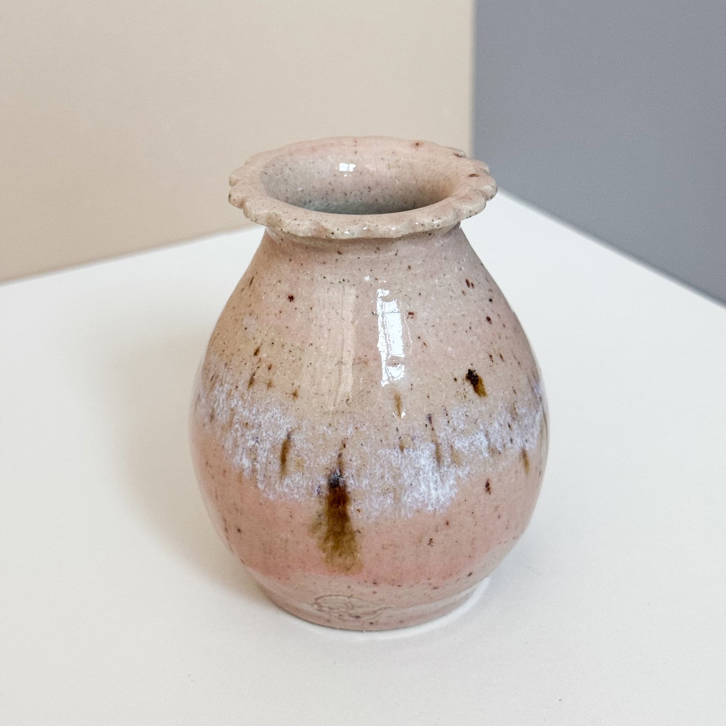 Small Scallop Vase in Pink
